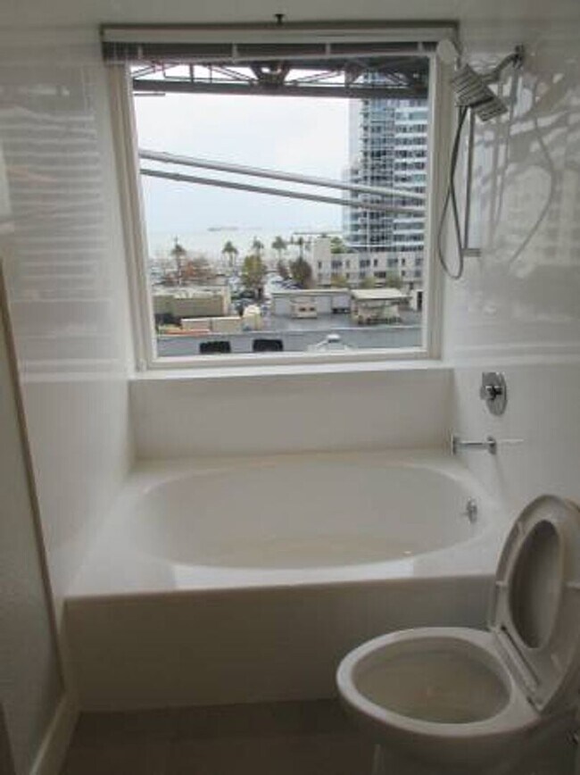 Building Photo - 1 bedroom 1 bath luxury condo for rent wit...