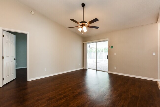 Building Photo - 622 Queensbridge Dr