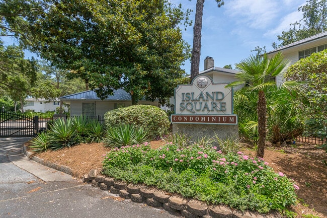 Building Photo - 132 S Island Square Dr