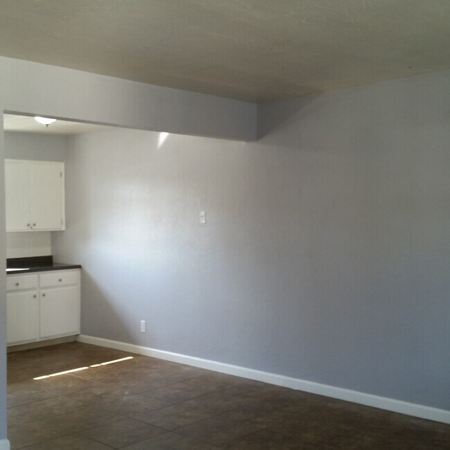 Dining area - 527 N Court St