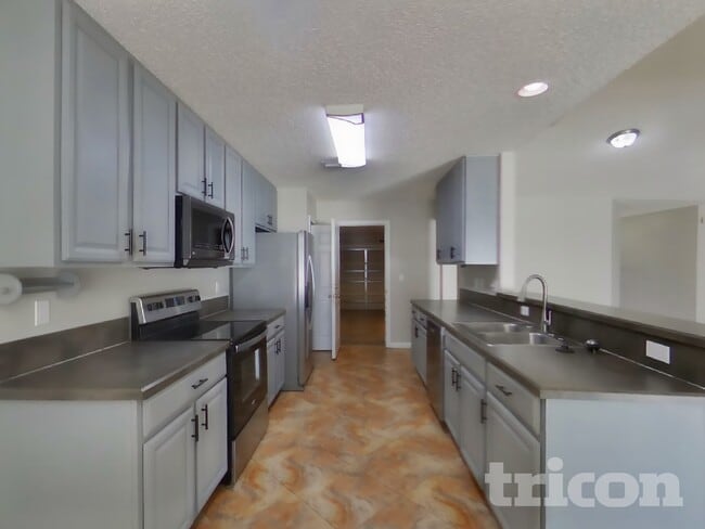 Building Photo - 6669 Southern Oaks Dr