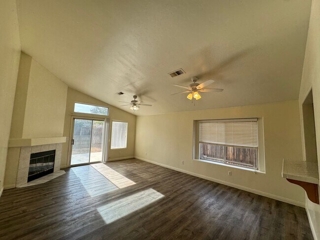 Foto del edificio - Beautiful home in Riverlakes Community