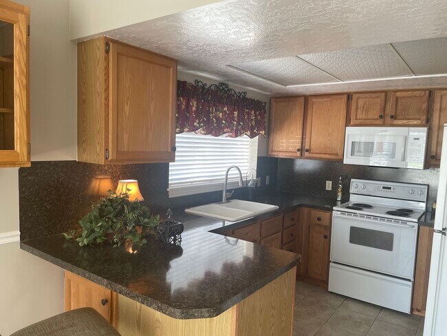 Building Photo - 5270 S 2800 W
