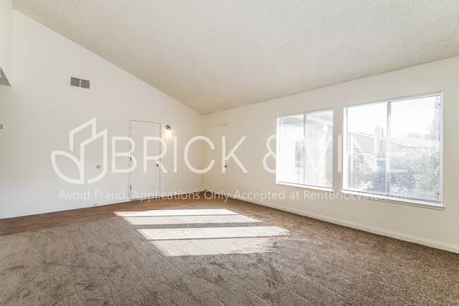 Building Photo - 601 Curve Circle
