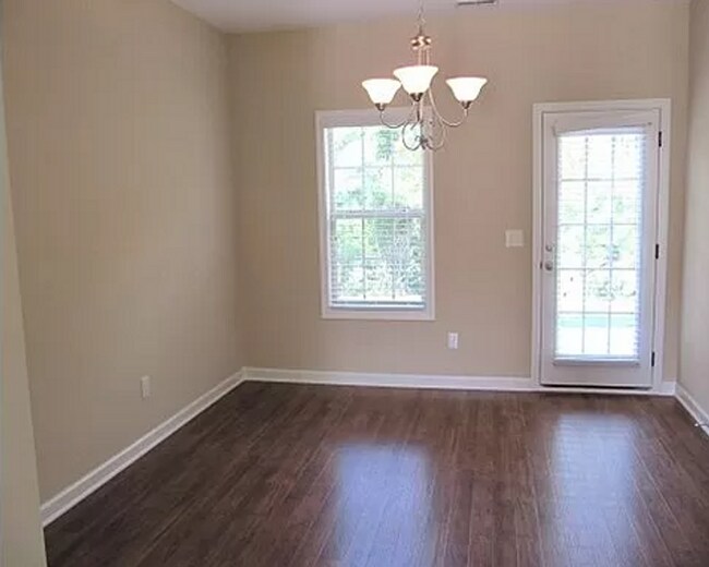 Foto del edificio - Lovely 3 Bedroom Townhouse in the desirable Addison Reserve Neighborhood of Raleigh
