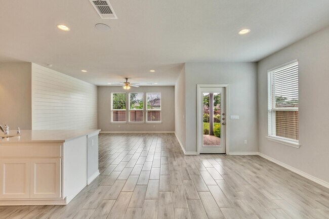Foto del edificio - 701 Hays Hill Dr