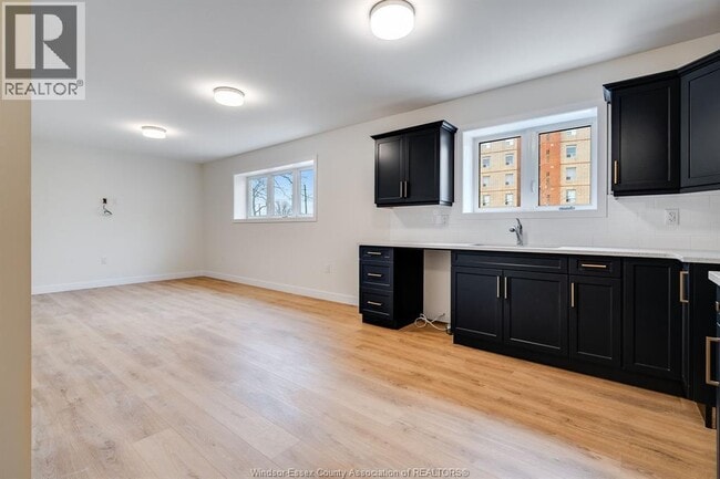 Photo du bâtiment - 4 Bruce Ave