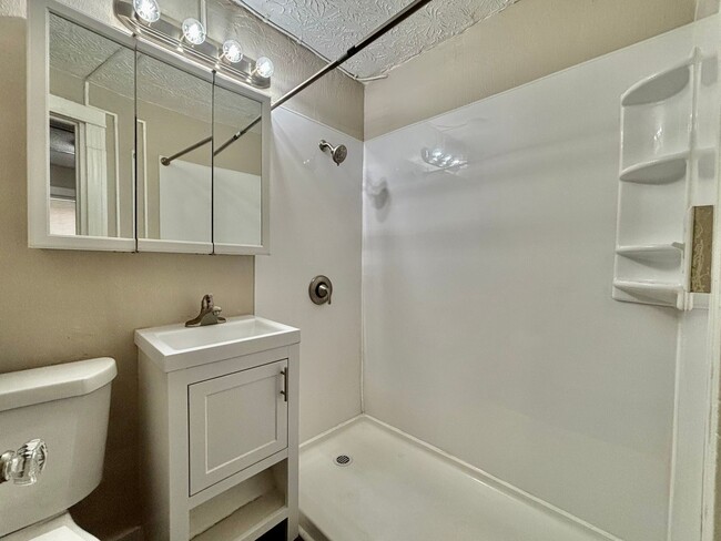 Building Photo - Studio W