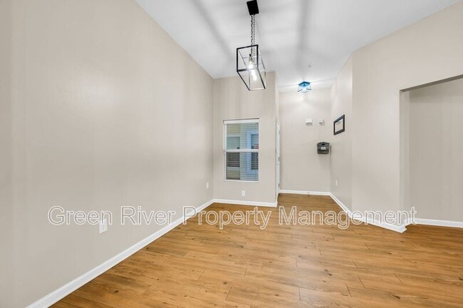 Foto del edificio - 7920 Merrill Rd