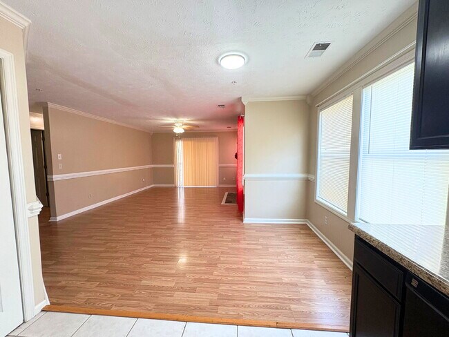 Foto del edificio - First floor condo with open living layout