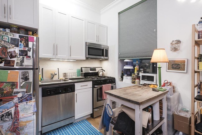 Foto del edificio - 411 Manhattan Ave