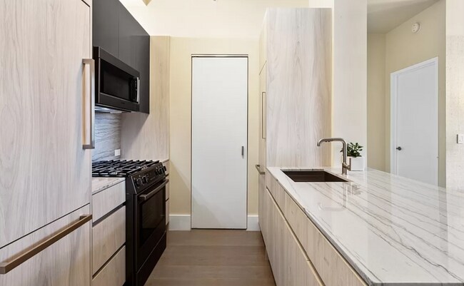 Foto del edificio - 299 W 47th St