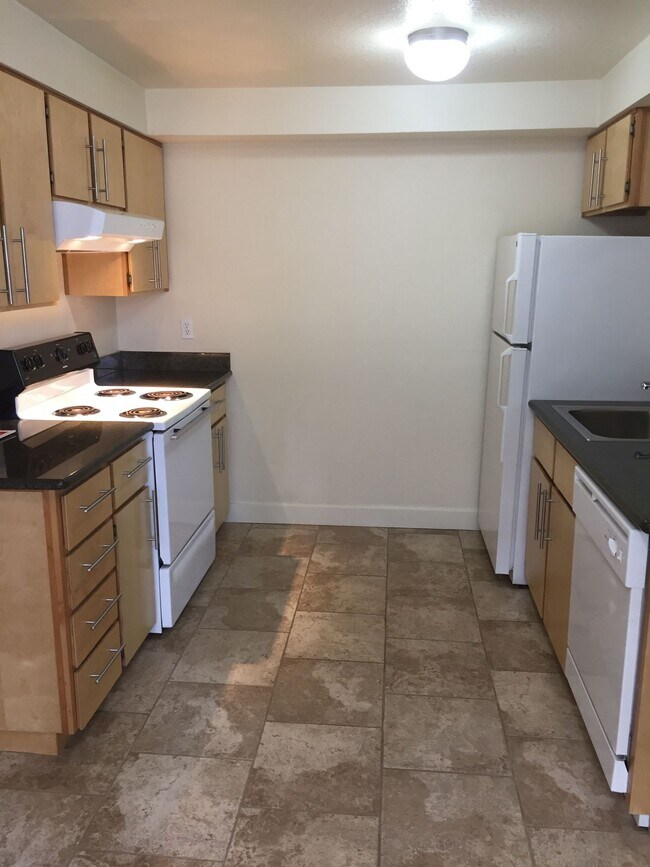 Building Photo - Ainsworth Court Hardwoods Pet Parking Bus/Bike