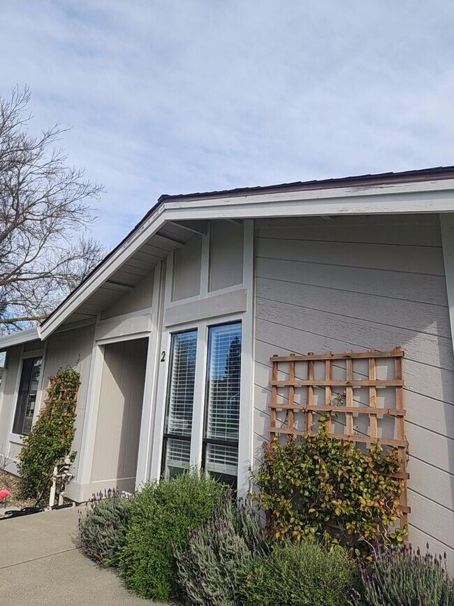Foto del edificio - Adorable 2/2 Pocket Area Half-Plex!  PLEAS...