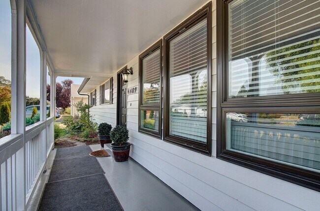 Building Photo - Welcome to this Beautifully Remodeled Ranc...