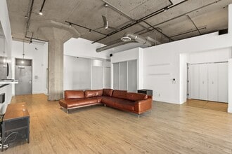 Building Photo - 115 W 4th St