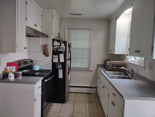 Building Photo - 2BD/1BA House Walking Distance to Downtown!