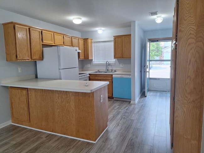 Building Photo - Enjoy condo life in this spacious ranch st...