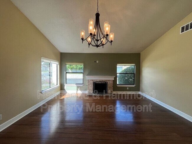 Foto del edificio - 489 Knollwood Dr