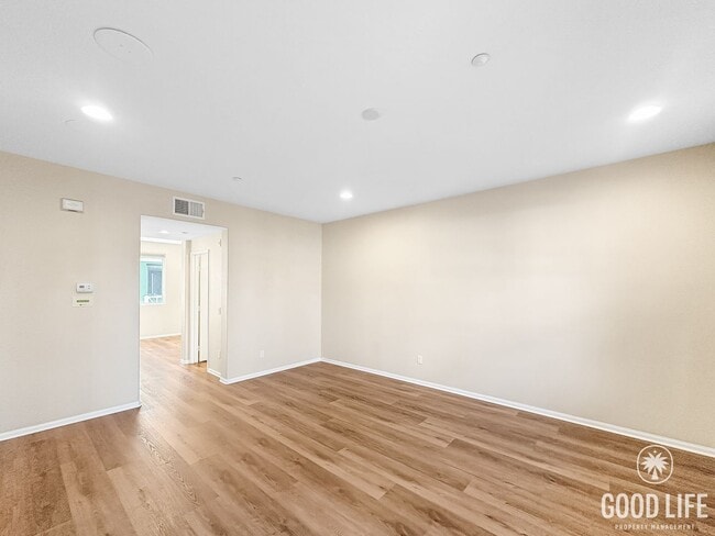 Foto del edificio - Modern 3-Story Townhome in Bay Park – 3BR/3.5BA with Pool, Balcony & In-Unit Laundry