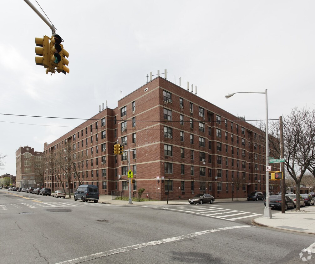 Primary Photo - 463 Watkins St