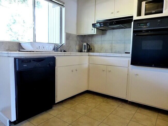Foto del edificio - "Charming 1-Bedroom Retreat in Desirable Palo Alto Location!"