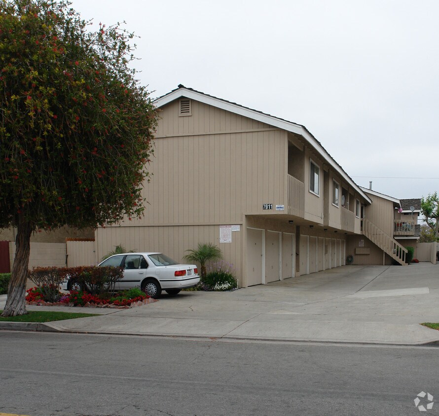Primary Photo - 7911 Stark St