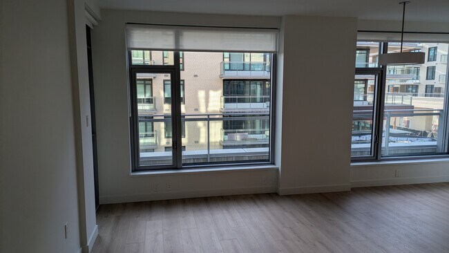 Building Photo - 755 Harbourside Dr