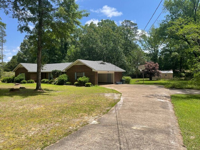 Foto del edificio - 3/2 updated home on huge lot in Luverne