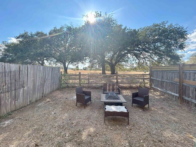 Foto del edificio - 300 Lucy Ln