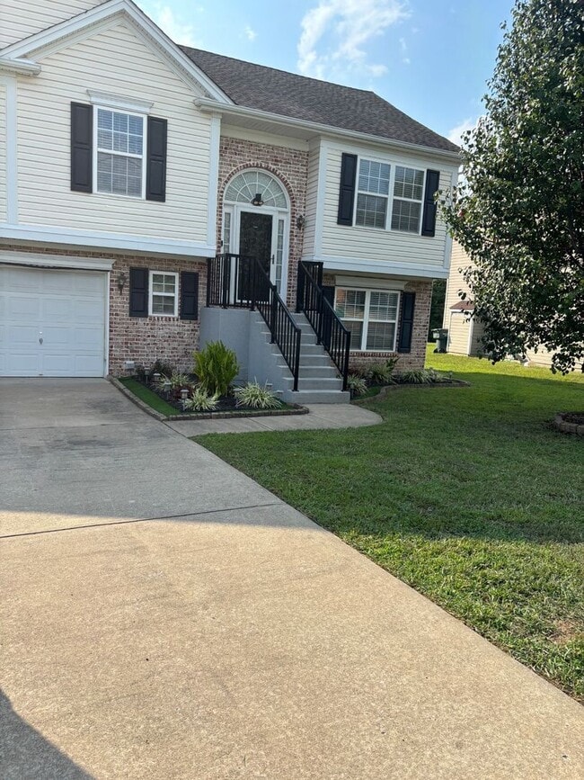 Building Photo - Get it before it's gone! 4 br, w/fenced in...