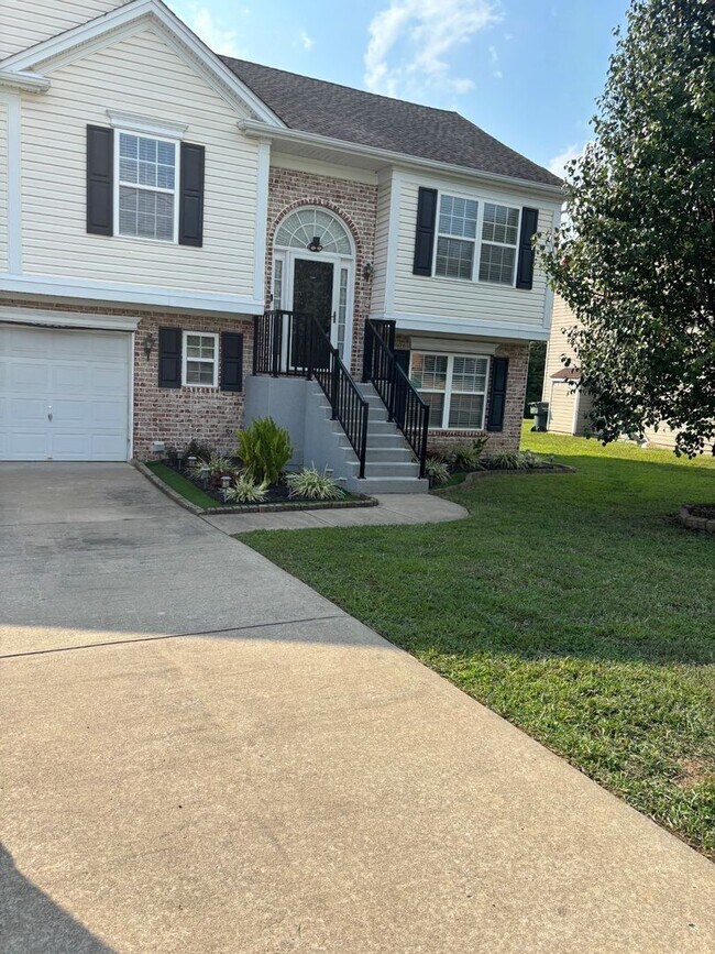 Foto del edificio - Get it before it's gone! 4 br, w/fenced in...