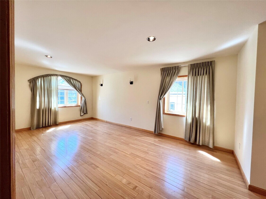 Foto principal - 64-8 Cloverdale Blvd