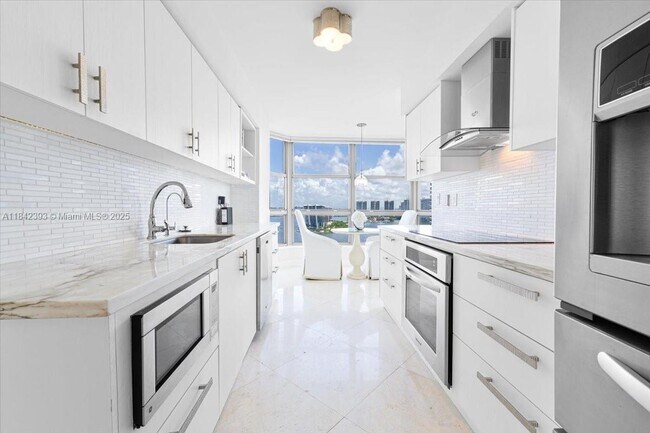 Foto del edificio - 3500 Mystic Pointe Dr