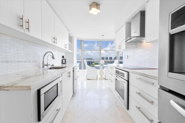 Building Photo - 3500 Mystic Pointe Dr