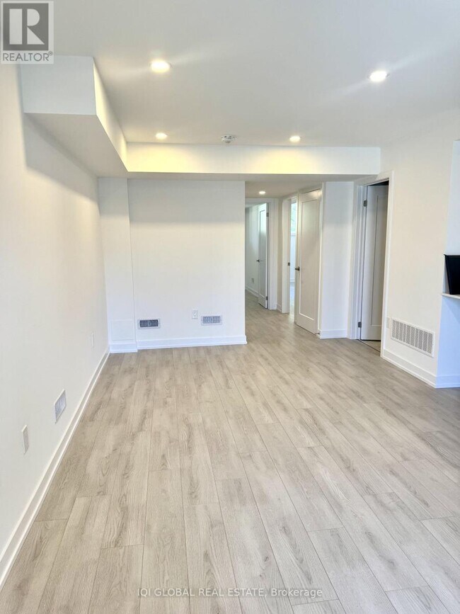 Building Photo - 42 Lowes Rd W