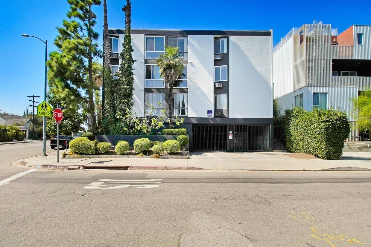 Foto principal - 5403 West 8th Street