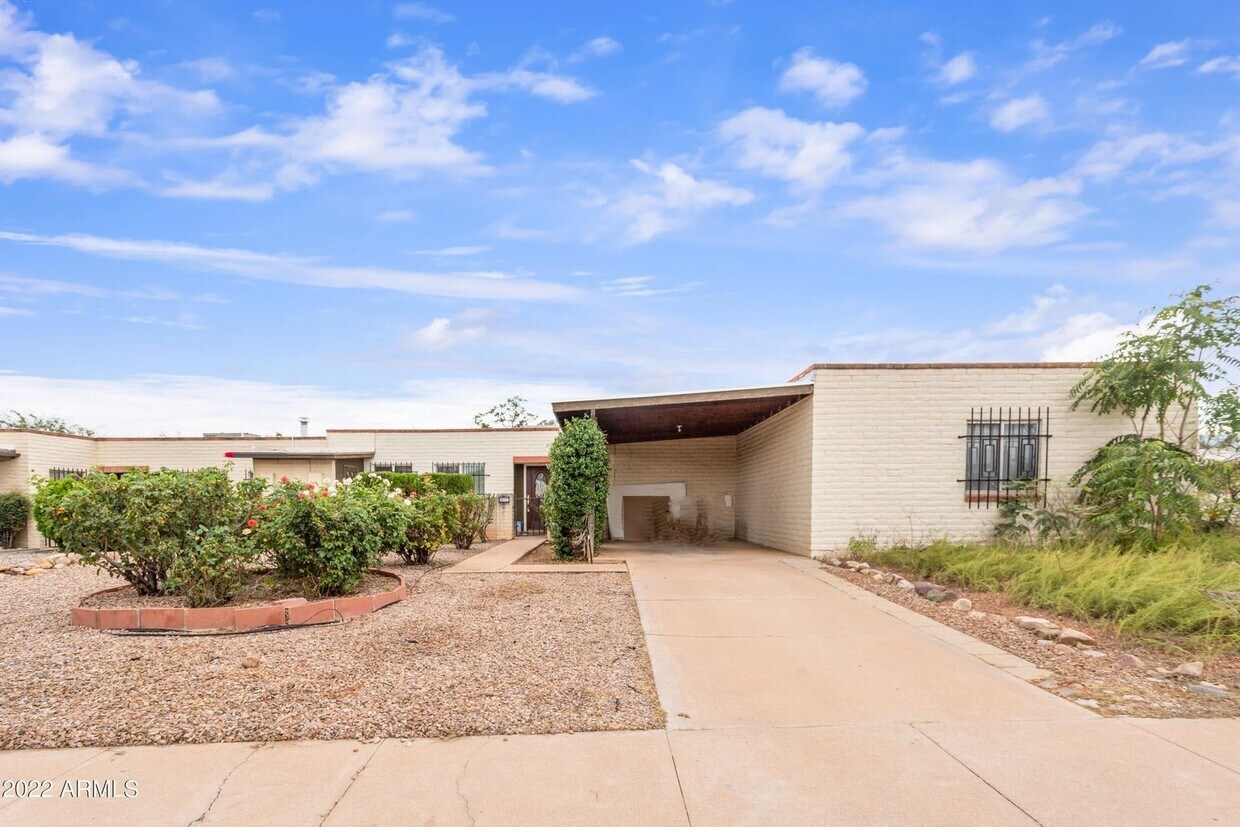 Foto principal - 1308 Carmelita Dr