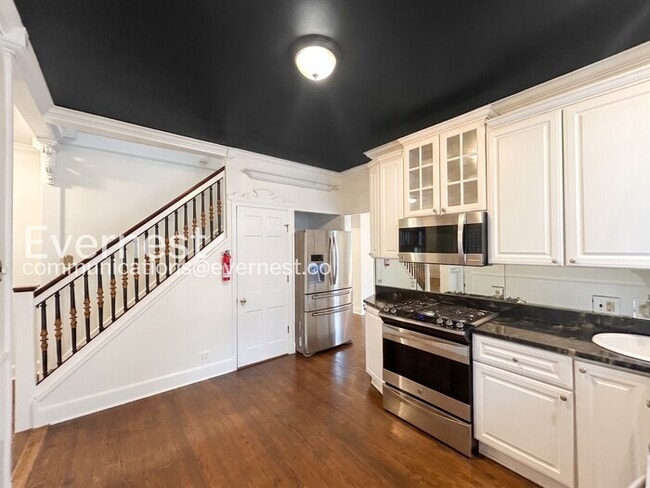 Building Photo - 756 S Willett St