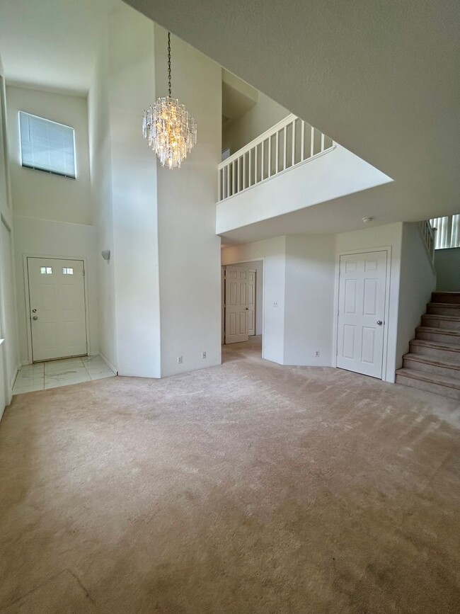 Building Photo - Beautiful & Spacious 5-Bedroom, 4-Bath Sin...