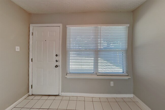 Foto del edificio - 16358 Maplemont Dr