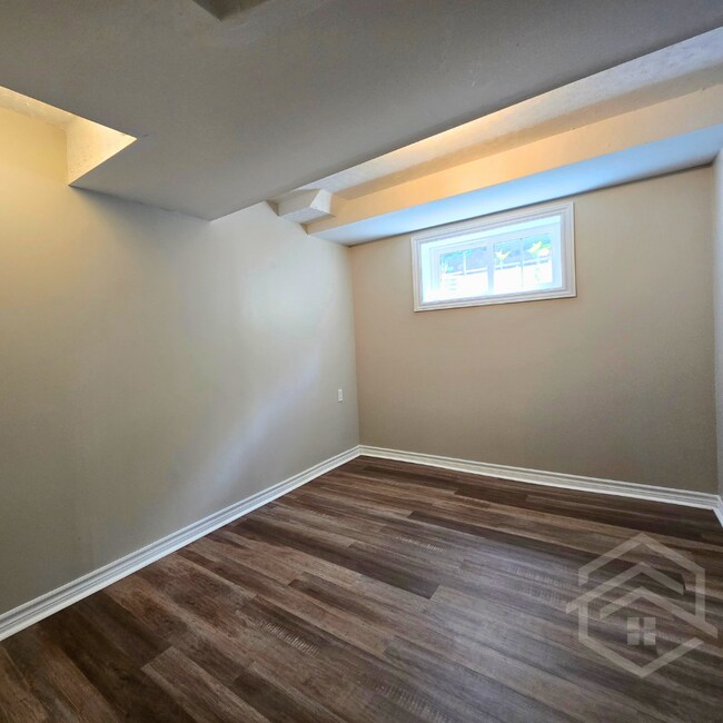 Photo du bâtiment - 2 Bedroom Basement Apartment!!