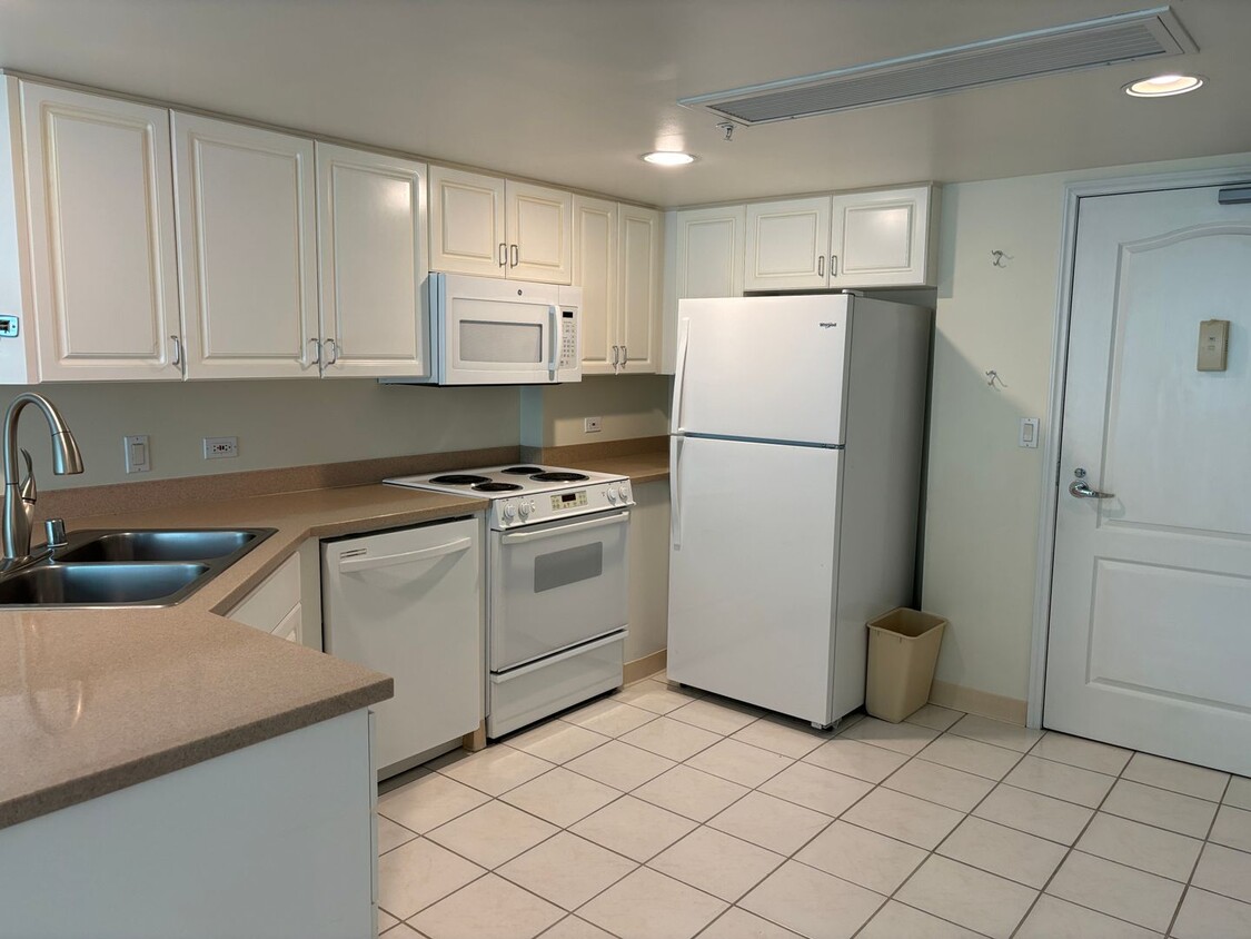 Foto principal - One Kalakaua Senior Living - 2/1/1 - $3,86...