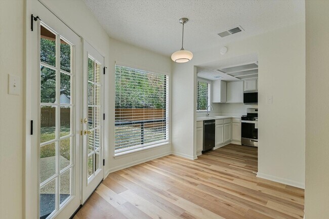 Foto del edificio - 6103 Hill Forest Dr