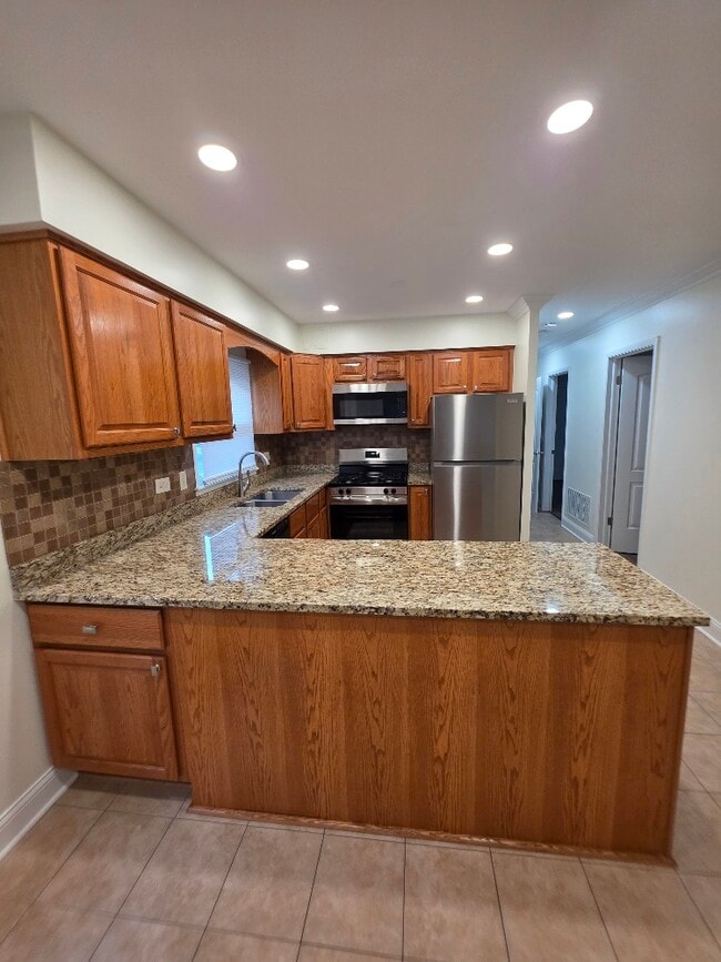 Building Photo - 826 E Capri Dr