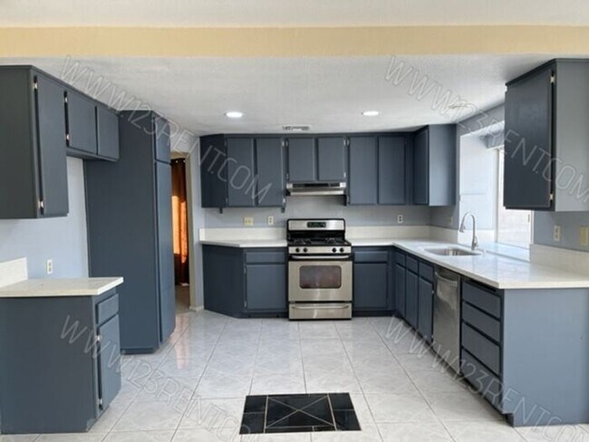 Foto del edificio - 4BD/ 3BTH 2 STORY HOME EAST LANCASTER