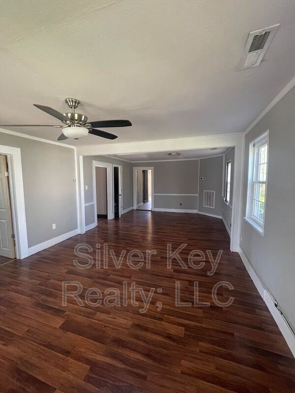 Building Photo - 704 Eastanallee Ave