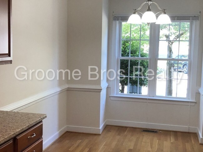 Building Photo - Spacious Town home near Deep Run Park