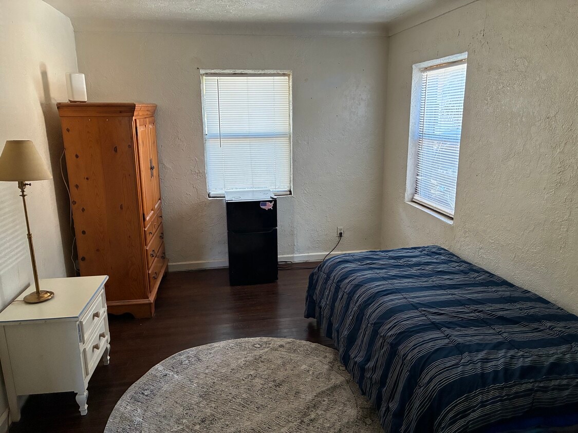 Building Photo - 2504 Booker Ave