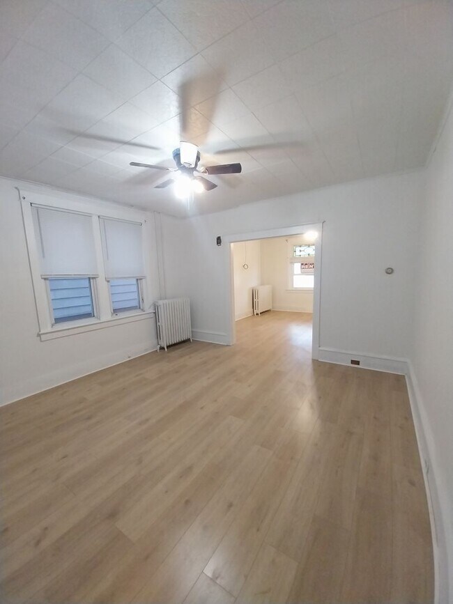 Building Photo - 3 bedroom, 1.5 baths, yard, washer dryer hook up